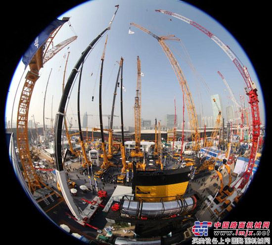 徐工集團(tuán)上海寶馬展彰顯世界級(jí)風(fēng)采